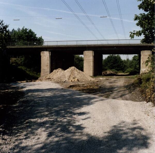 Hammer Brücke Mai 1989 (053 Tiefbauamt-66-2014 00025) Blick nach Westen, nördlich der Strecke.jpg