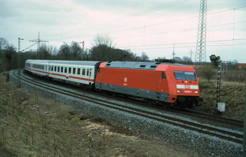 Datei:ELEC, Regionalzug von Norden auf dem Gegengleis (24 101 091-7, IC).resized.jpg