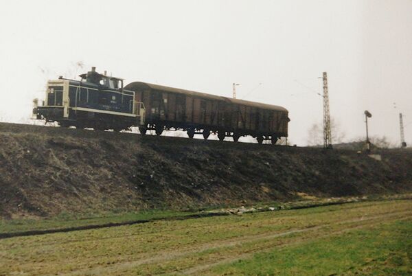 V 60 mit 2 Güterwagen aus Höltenweg Richtung Süden enh.jpg
