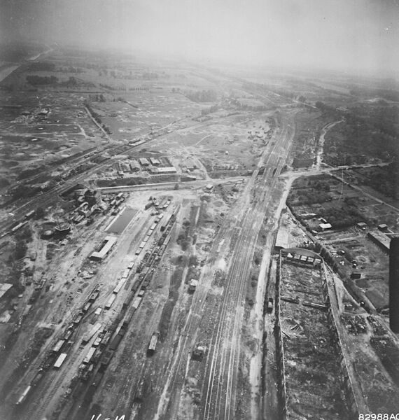 2K197FB - GUB DEK bridges 1945 enh.jpg