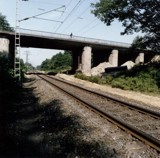 Datei:Hammer Brücke Mai 1989 (053 Tiefbauamt-66-2014 00025) Blick nach Westen, südlich der Strecke.jpg
