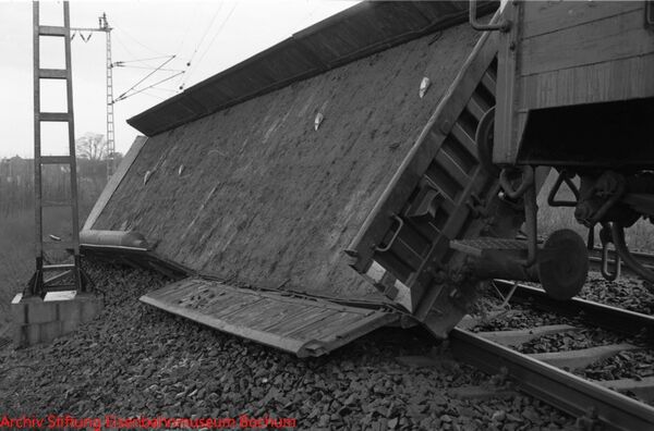 BD Mst-1970-1449 (Güterzugentgleisung).jpg