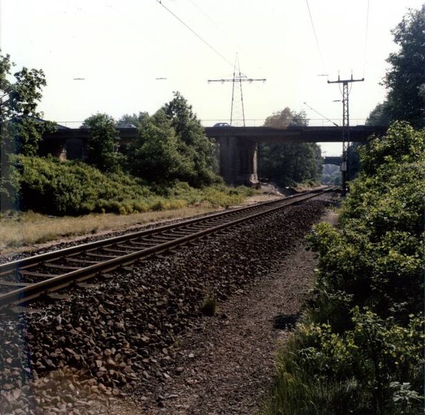 Datei:Hammer Brücke Mai 1989 (053 Tiefbauamt-66-2014 00026) Blick nach Osten, südlich der Strecke.jpg